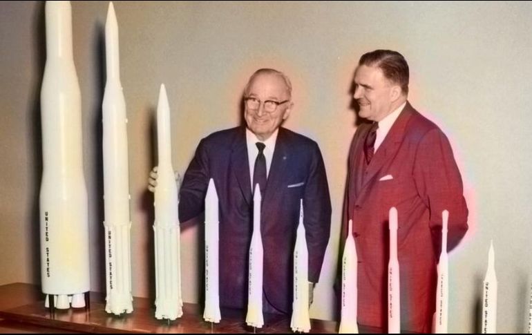 James E. Webb, presentándole una colección de modelos de cohetes al expresidente Harry S. Truman durante una visita presidencial a la entonces recién inaugurada sede de la Nasa. GETTY IMAGES