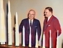 James E. Webb, presentándole una colección de modelos de cohetes al expresidente Harry S. Truman durante una visita presidencial a la entonces recién inaugurada sede de la Nasa. GETTY IMAGES