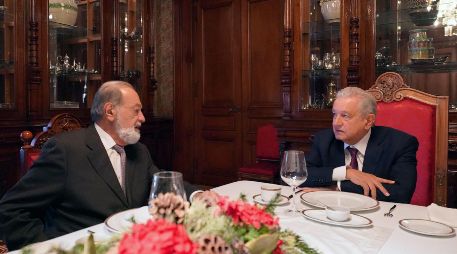 López Obrador (d) desayunó con Slim en Palacio Nacional, en la Ciudad de México. AFP/Presidencia de México