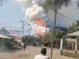 El estallido se prolongó por varios minutos y dañó varias casas cercanas, así como vehículos. ESPECIAL/Captura de video