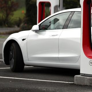 Viral: Dueño de un Tesla hace explotar su auto