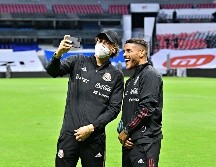 HERMANOS. Guillermo Ochoa y Jonathan dos Santos han evidenciado la buena relación que tienen y ahora compartirán club. IMAGO7