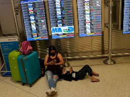 El aumento de casos positivos obligó a las aerolíneas en los últimos días a cancelar miles de vuelos en todo el mundo. Tableros muestran vuelos suspendidos hoy en el aeropuerto de Miami, en Estados Unidos. AP/R. Blackwell