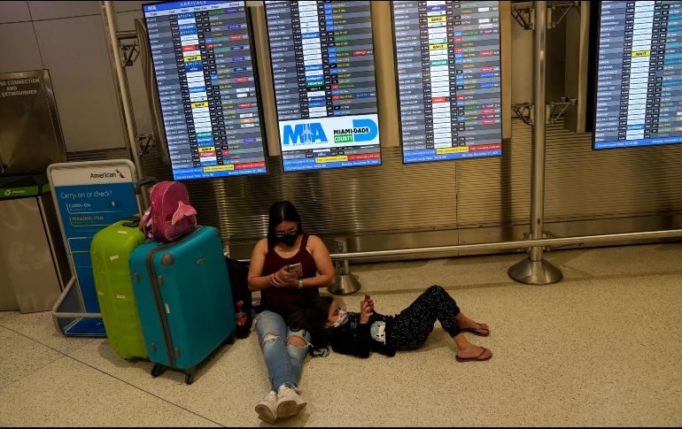 El aumento de casos positivos obligó a las aerolíneas en los últimos días a cancelar miles de vuelos en todo el mundo. Tableros muestran vuelos suspendidos hoy en el aeropuerto de Miami, en Estados Unidos. AP/R. Blackwell