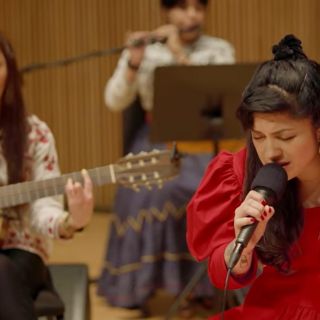 Mon Laferte: La chilena estrena "Se va la vida", acompañada de banda oaxaqueña