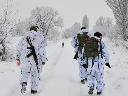 Soldados ucranianos avanzan a sus posiciones contra los separatistas prorrusos, en la región de Donetsk. AP/A. Andriyenko