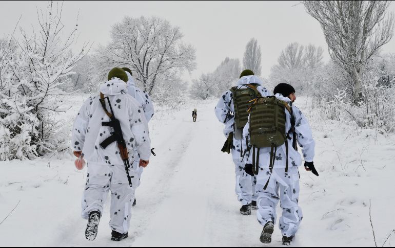 Soldados ucranianos avanzan a sus posiciones contra los separatistas prorrusos, en la región de Donetsk. AP/A. Andriyenko