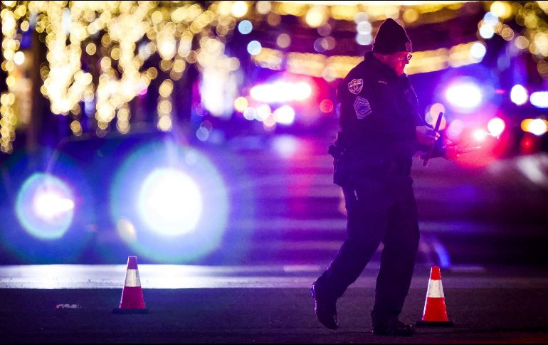 Un oficial de policía resguarda la zona del tiroteo en Lakewood, Colorado. AFP / Getty Images / M. Ciaglo