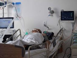 La rama europea de la OMS, advirtió este martes que aunque ómicron sea menos grave provocará un gran número de hospitalizaciones. AFP / ARCHIVO