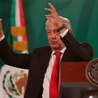 "Hugo, aguanta, el pueblo se levanta", la porra de AMLO a López-Gatell en la mañanera