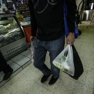 En el limbo, aplicación de restricciones a bolsas de plástico y popotes