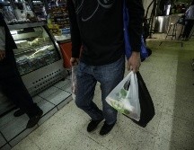 Según datos de organizaciones como Greenpeace, en México, cada familia desecha 650 bolsas de plástico al año, en promedio. EL INFORMADOR / ARCHIVO