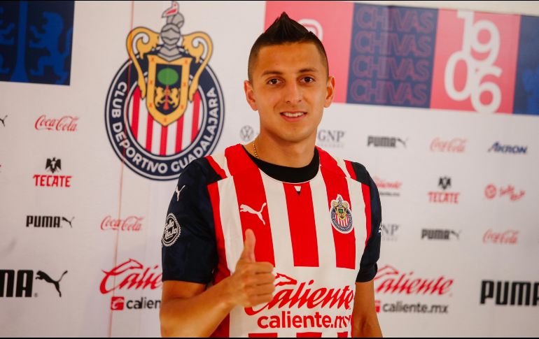 Roberto Alvarado fue presentado oficialmente como jugador del Guadalajara, cuya camiseta defenderá por los próximos cuatro años. EL INFORMADOR/G. Gallo