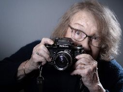 Fotografía tomada en diciembre de 2020 en París. Muestra a la fotógrafa Sabine Weiss durante una sesión de fotos en su casa. AFP / J. SAGET