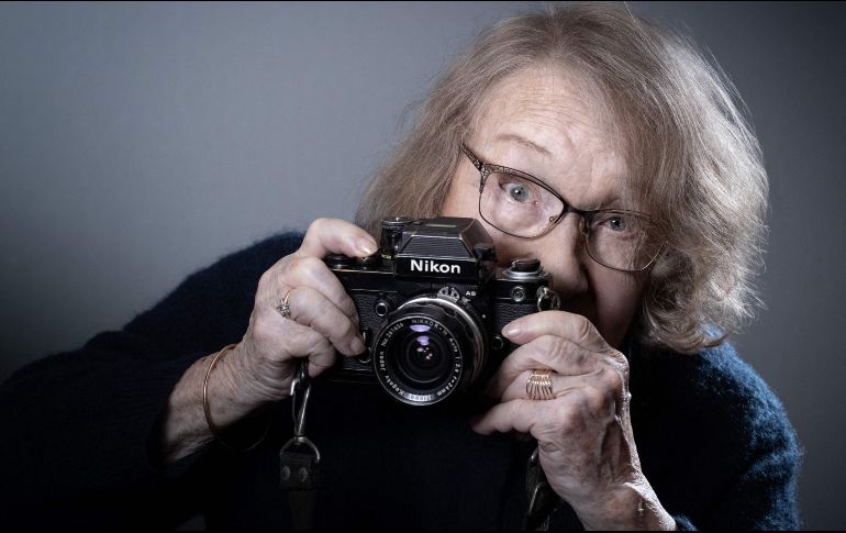 Fotografía tomada en diciembre de 2020 en París. Muestra a la fotógrafa Sabine Weiss durante una sesión de fotos en su casa. AFP / J. SAGET