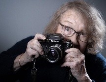 Fotografía tomada en diciembre de 2020 en París. Muestra a la fotógrafa Sabine Weiss durante una sesión de fotos en su casa. AFP / J. SAGET