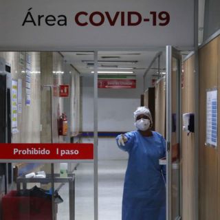 Mexicanos piden compensación a la OMS por "negligencia" en el manejo del COVID