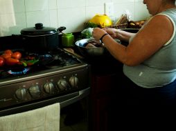 Cocinar puede ser un verdadero reto para quien es primerizo. EL INFORMADOR / ARCHIVO