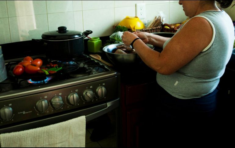 Cocinar puede ser un verdadero reto para quien es primerizo. EL INFORMADOR / ARCHIVO