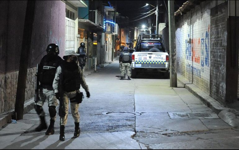 Elementos de la Guardia Nacional custodian la escena del crimen en La Aldea, Silao. EFE/OEM Noticias Vespertinas
