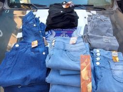 El bulto con la mercancía contenía alrededor de 30 prendas de vestir, en su mayoría pantalones para dama. ESPECIAL