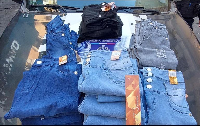 El bulto con la mercancía contenía alrededor de 30 prendas de vestir, en su mayoría pantalones para dama. ESPECIAL