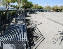 Las bancas y la barda perimetral de la laguna se cerraron con vallas metálicas para impedir que se acumulen las personas en esta área, y continúen en circulación. CORTESÍA/Gobierno de Jalisco