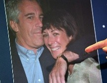 Una imagen de Jeffrey Epstein y Ghislaine Maxwell al revelarse los cargos en su contra. Maxwell fue declarada este miércoles culpable de tráfico sexual de menores. AP/ARCHIVO