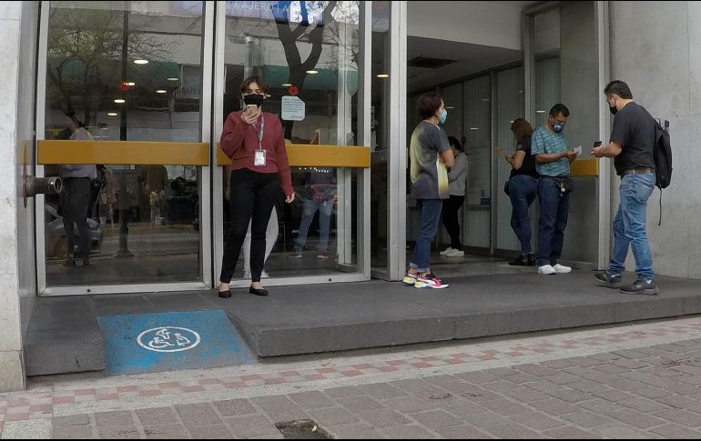 Los días que los bancos cierran, la red de cajeros automáticos y servicios de banca por internet y por teléfono están disponibles. EL INFORMADOR/ARCHIVO