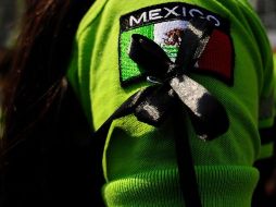 Cinta negra en el brazo de una paramédica durante un acto en memoria de los trabajadores de la salud que murieron tratando de salvar la vida de pacientes infectados con coronavirus, en mayo 2020. GETTY IMAGES
