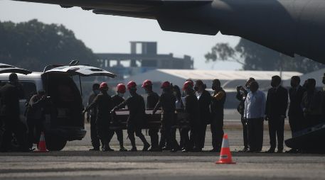 Soldados del Ejército guatemalteco reciben los cuerpos de 15 migrantes en el aeropuerto La Aurora, en Ciudad de Guatemala. EFE/E. Bercian