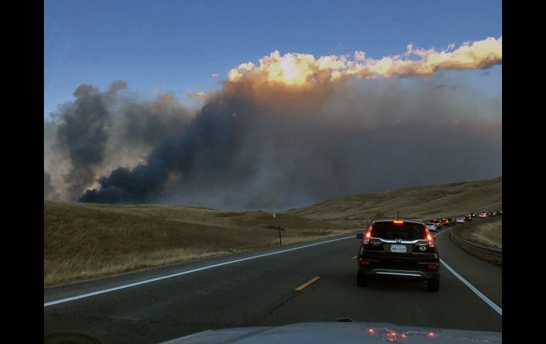 Vientos de unos 160 kilómetros por hora fueron reportados en varios lugares, dificultando el esfuerzo de los bomberos. AFP/M. Piscotty