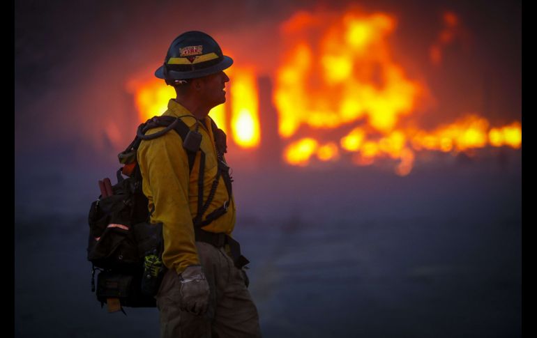 Vientos de unos 160 kilómetros por hora fueron reportados en varios lugares, dificultando el esfuerzo de los bomberos. AFP/M. Piscotty