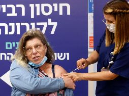 Una mujer recibe su cuarta dosis de la vacuna anti COVID en el Centro Médico Sheba, en Ramat Gan, Israel. AFP/J. Guez