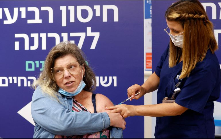Una mujer recibe su cuarta dosis de la vacuna anti COVID en el Centro Médico Sheba, en Ramat Gan, Israel. AFP/J. Guez