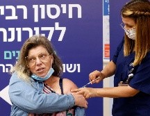 Una mujer recibe su cuarta dosis de la vacuna anti COVID en el Centro Médico Sheba, en Ramat Gan, Israel. AFP/J. Guez