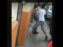 De los tres jóvenes que participan, uno graba el ataque y otro golpea al hombre adulto mayor. No se conoce el estado de salud de la víctima. TWITTER / @RojaZmg