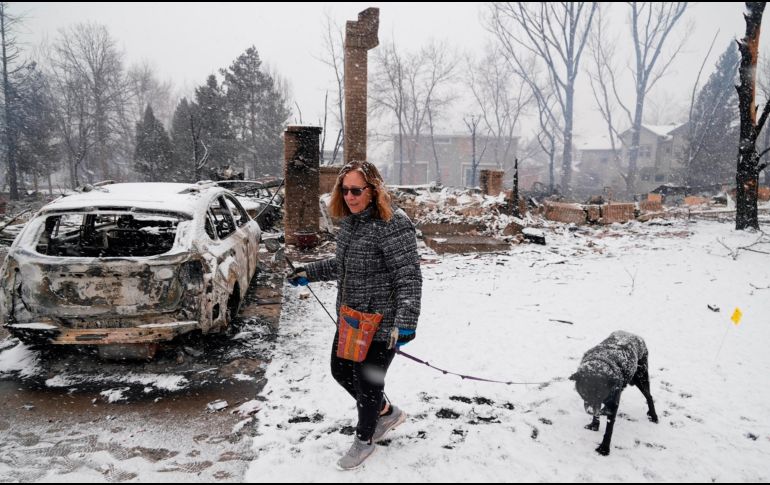 Una de las damnificadas visita las ruinas de su casa, en Luisville, Colorado. AP/B. Peterson