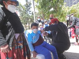 Países pobres no pueden adquirir con sus medios las suficientes vacunas para su población. EFE/M. Alipaz