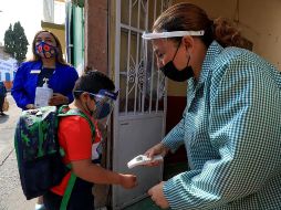 Una profesora toma la temperatura a un alumno durante el regreso a clases del preescolar Carrusel Mágico, en León, Guanajuato. EFE/ARCHIVO