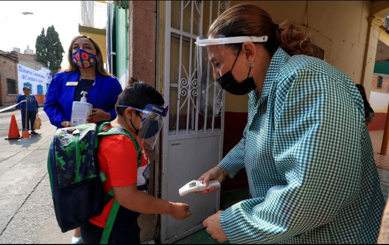 Una profesora toma la temperatura a un alumno durante el regreso a clases del preescolar Carrusel Mágico, en León, Guanajuato. EFE/ARCHIVO