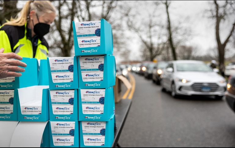 Habitantes de la ciudad estadounidense de Stamford, en Connecticut, hacen filas en autos para recibir kits caseros de pruebas de COVID. AFP/J. Moore
