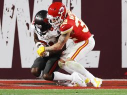 Antonio Brown dice que los Buccaneers de Tampa Bay lo obligaron a jugar lesionado, y que una resonancia magnética a la que se sometió el lunes reveló un problema en uno de sus tobillos. EFE/ARCHIVO