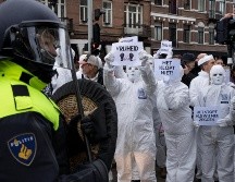 Manifestantes desafiaron la prohibición de congregarse para protestar en Ámsterdam contra las medidas contra el COVID. AP/P. Dejong
