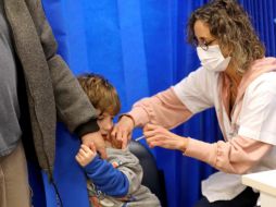 Antes de ampliar el rango de edad, EU recomendaba el refuerzo desde los 16 años. AFP/ G. Cohen-Magen