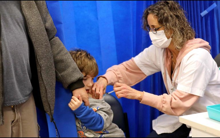 Antes de ampliar el rango de edad, EU recomendaba el refuerzo desde los 16 años. AFP/ G. Cohen-Magen