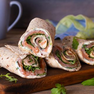 Prepara un “wrap” de salmón ahumado para desayunar