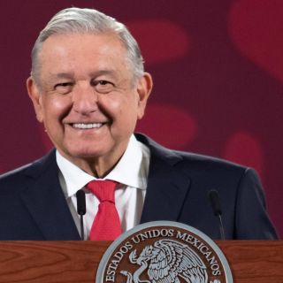 AMLO no necesita esculturas; tiene "el amor de los mexicanos", dice