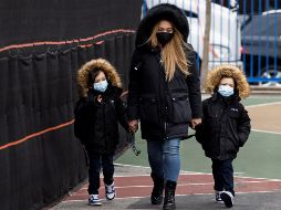 La ciudad de Nueva York reabrió las aulas a cerca de un millón de estudiantes con una reserva de kits de pruebas diagnósticas de COVID-19 para llevar a casa. EFE/J. Lane