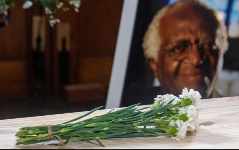 Flores sobre el ataúd del arzobispo Desmond Tutu durante el funeral de Estado, que se llevó a cabo en Ciudad del Cabo, el 1 de enero. REUTERS